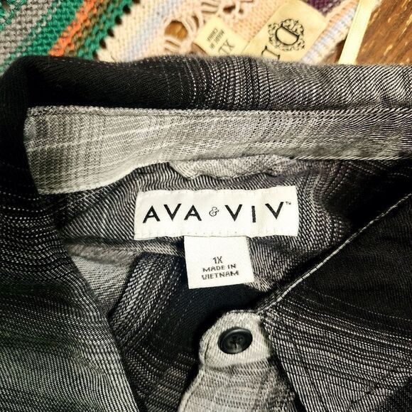 Ava & Viv top black & gray plaid flannel button up 1X - Picture 3 of 4